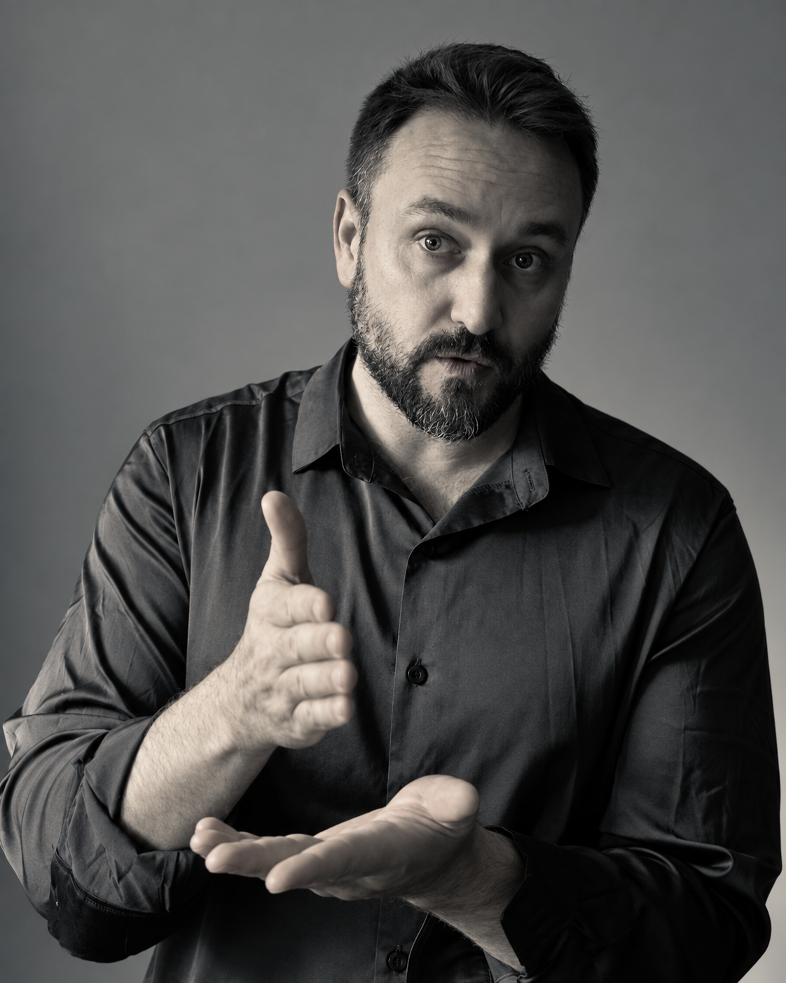 Johannes Kieding gesturing during a teaching conversation